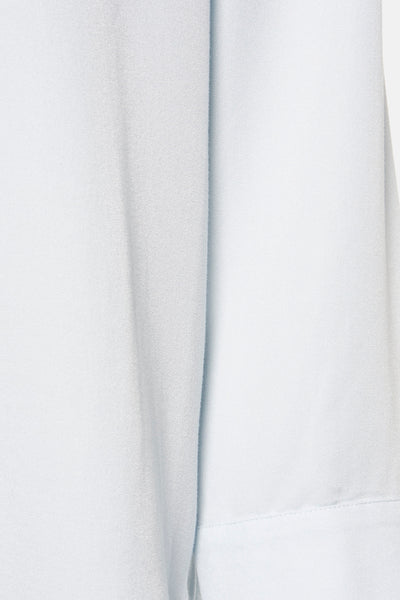 Lichtblauw overhemd van MEXX, gladde textuurstof en naaddetail aan de rand.