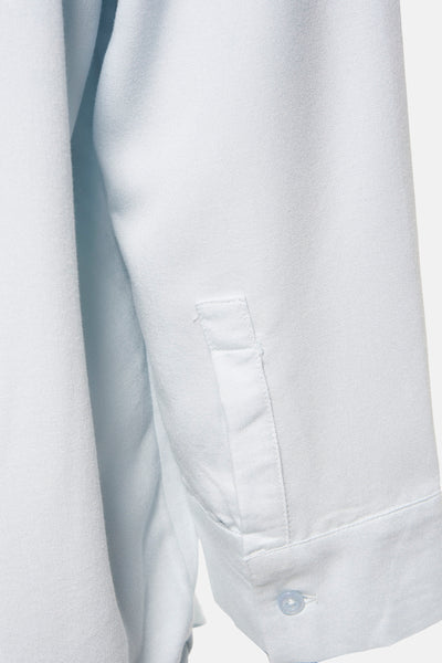 Chemisier bleu clair de MEXX, avec une patte de boutonnage et un bouton.