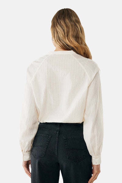 Ecru lange mouwen overhemd van MEXX, met wafelstructuur, gedragen met een zwarte high-waist jeans.