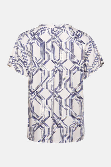 Blouse à manches courtes écru de MEXX, avec un motif géométrique bleu et blanc sur toute la surface.
