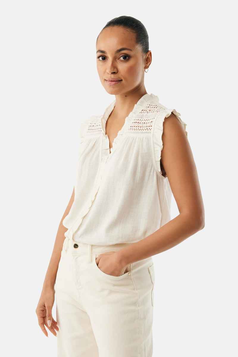 Chemisier sans manches blanc de Mexx, avec détails en crochet et volants délicats.