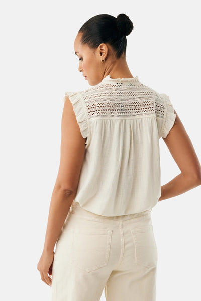 Chemisier sans manches blanc de MEXX, avec détails en dentelle et volantés sur les épaules.