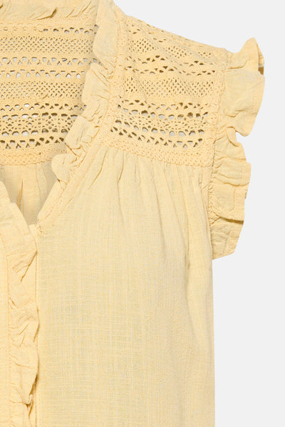 Blouse jaune sans manches de MEXX avec détails ajourés et volants.