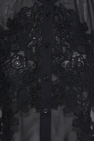 Chemisier noir à manches longues de MEXX, avec empiècement en dentelle florale sur le devant.