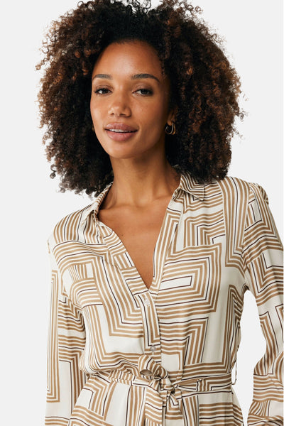 Robe beige à manches longues de MEXX, imprimé géométrique marron et blanc, avec une ceinture nouée.
