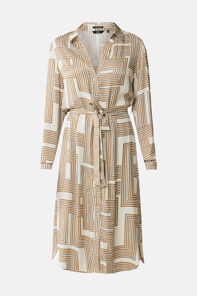 Robe à manches longues beige de MEXX, à motifs géométriques marron et noirs, avec ceinture nouée.
