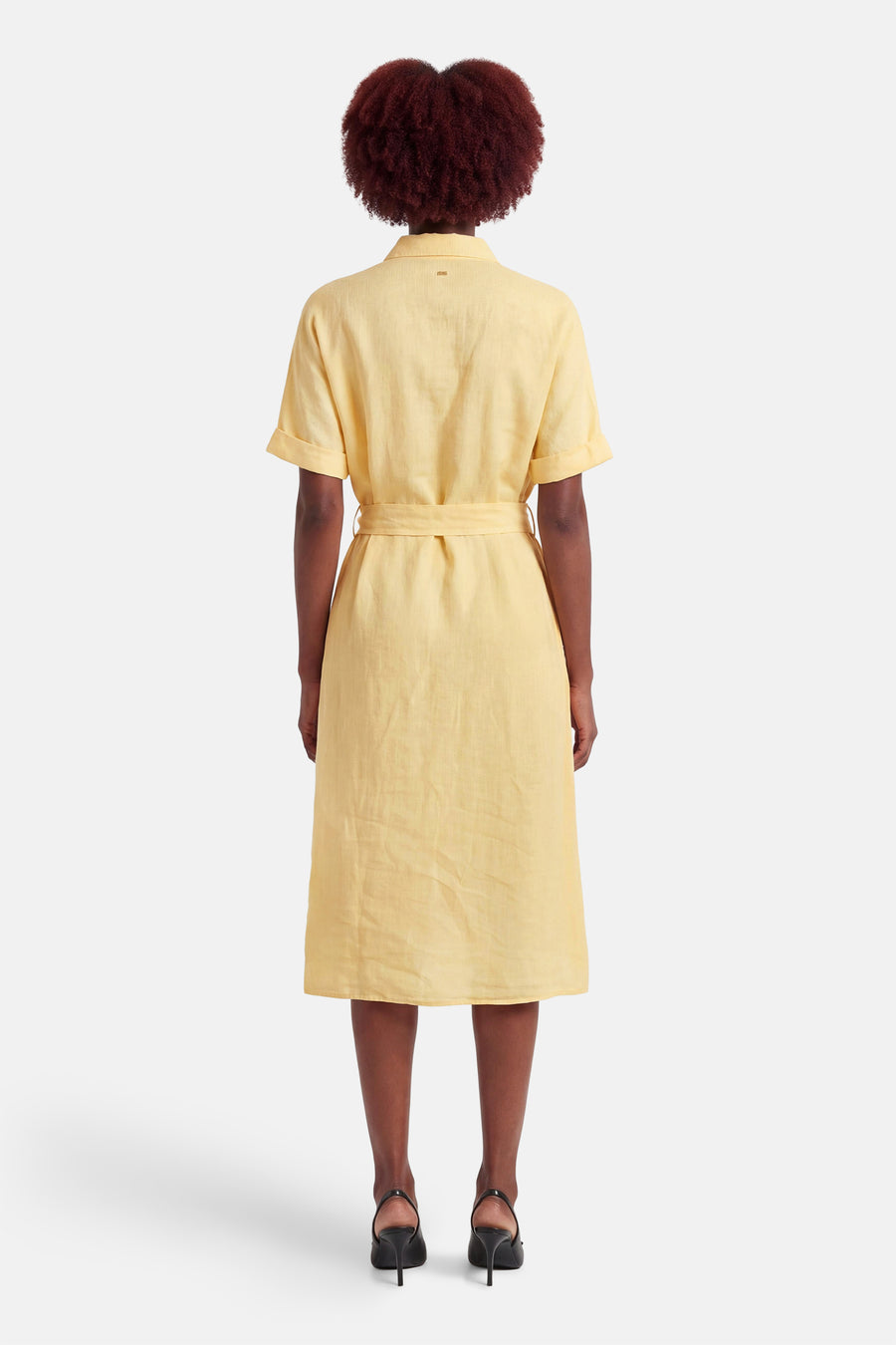 Gele MEXX-jurk, met strikceintuur, korte mouwen met omslag en midi-lengte.
