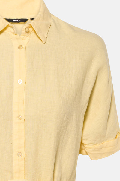 Robe jaune de MEXX en lin texturé, avec manches courtes à revers et boutons apparents.