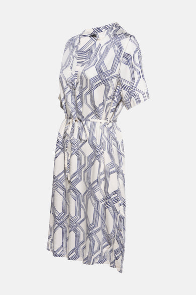 Robe à manches courtes multicolore de MEXX, à motif géométrique bleu marine, avec ceinture.