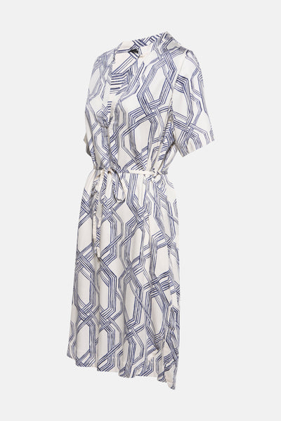 Robe à manches courtes multicolore de MEXX, à motif géométrique bleu marine, avec ceinture.