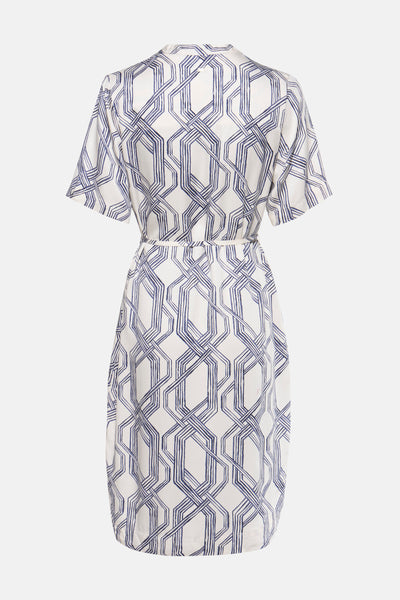 Robe à manches courtes multicolore de MEXX, avec motif géométrique bleu imprimé sur fond blanc.