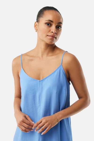 Robe bleue de MEXX, avec fines bretelles, longueur genou et texture lisse.