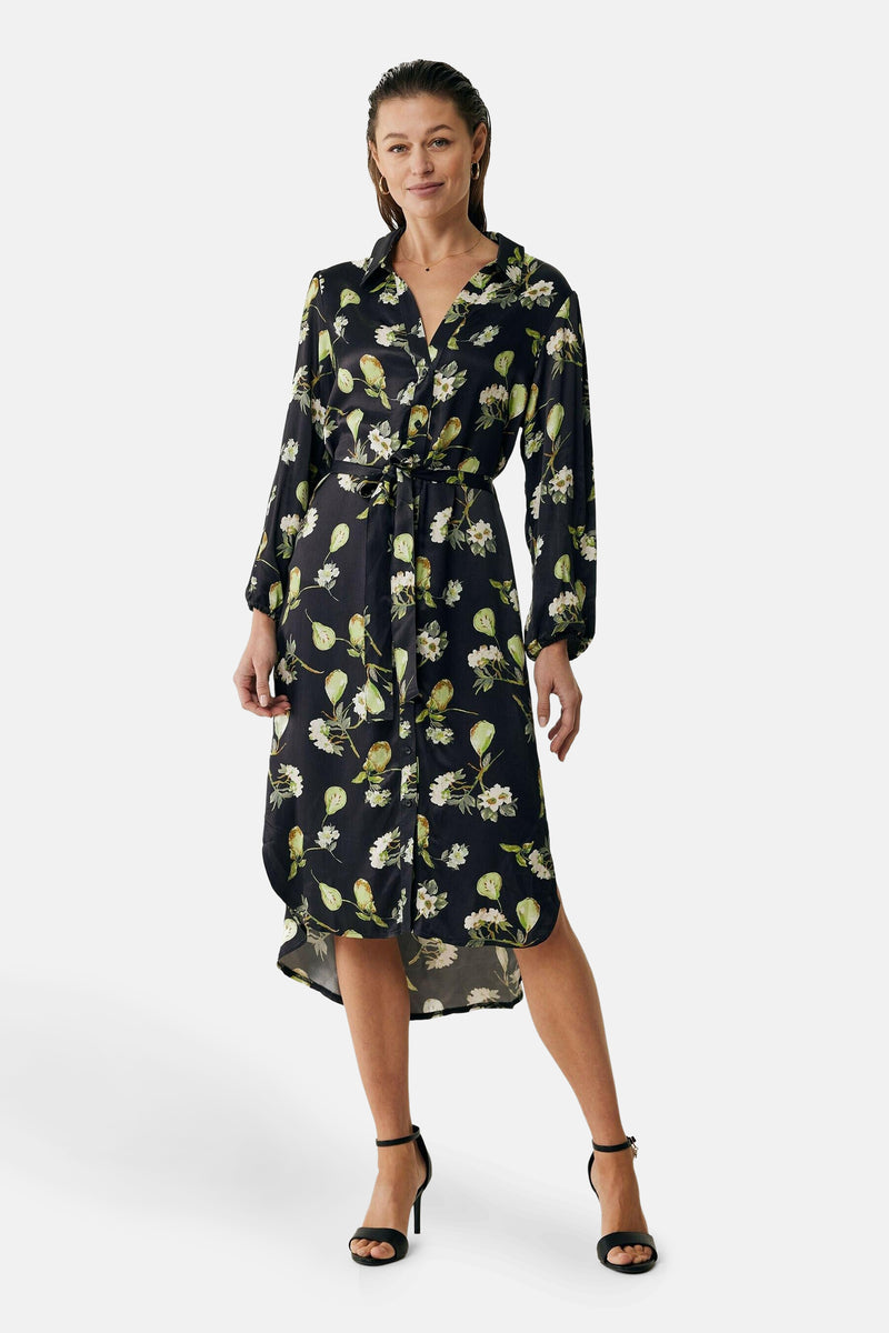 Zwarte lange jurk van MEXX, met bloemen- en bladmotief, met een strikceintuur in de taille.