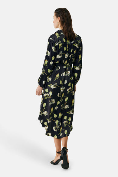 Robe longue noire par MEXX avec motif floral et de poires, portée avec des chaussures à talons noirs.
