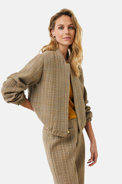 Korte meerkleurige jas van MEXX, in getextureerd tweed met gouden details, gedragen met een bijpassende broek.