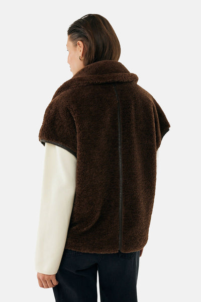 Bruin mouwloos vest van MEXX, van bouclé stof met imitatielederen inzetstukken op de rug.
