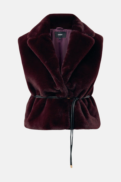 Bordeaux mouwloos vest van imitatiebont van MEXX, met dunne zwarte strikceintuur.