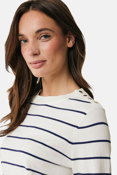 Ecru ronde hals trui van MEXX, met blauwe horizontale strepen, gedragen met een marineblauwe wijde broek en gouden sandalen.