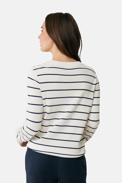 Ecru ronde hals trui van MEXX met marineblauwe strepen, gedragen met een marineblauwe broek.