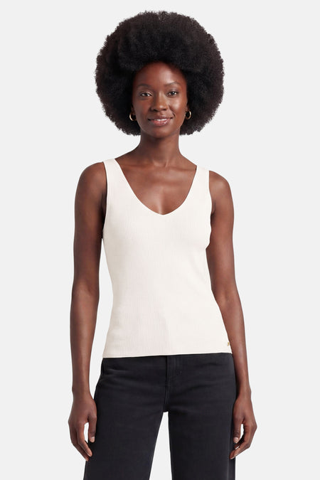 Débardeur blanc cassé de MEXX, côtelé avec col en V et petite pastille dorée.