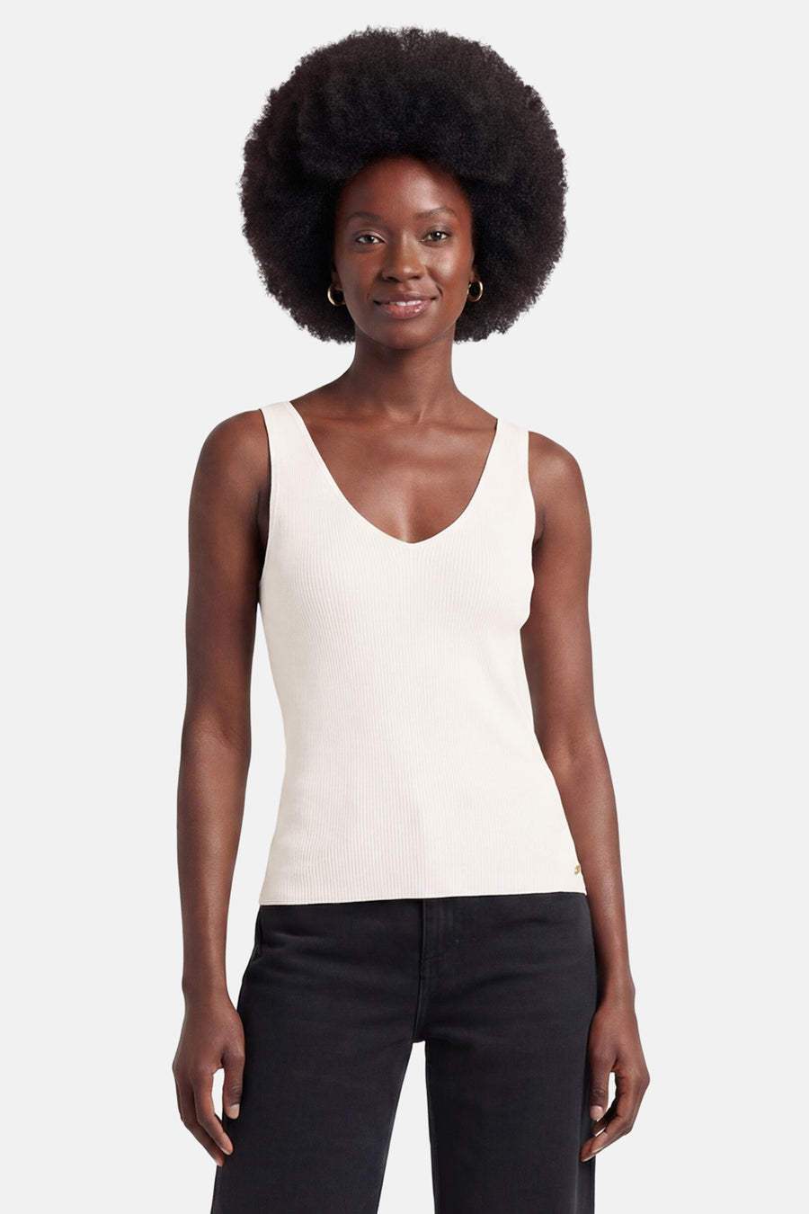 Débardeur blanc cassé de MEXX, côtelé avec col en V et petite pastille dorée.
