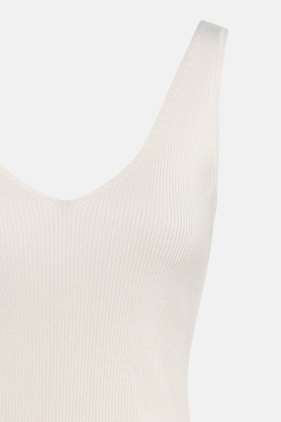 Witte tanktop van MEXX, geribd, met V-hals, close-up.