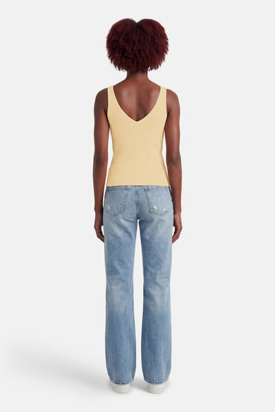Débardeur jaune de MEXX, avec une texture côtelée, porté avec un jean décontracté.