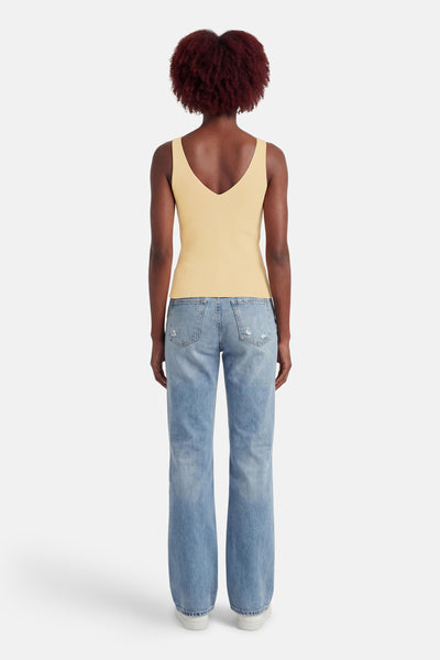 Débardeur jaune de MEXX, avec une texture côtelée, porté avec un jean décontracté.