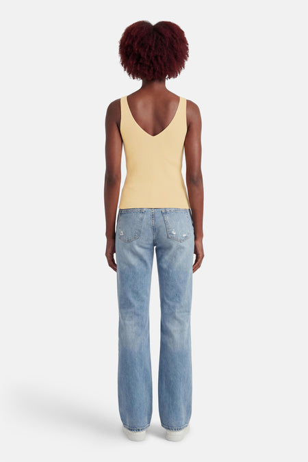 Débardeur jaune de MEXX, avec une texture côtelée, porté avec un jean décontracté.