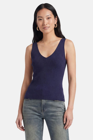 Débardeur côtelé bleu marine à col en V de MEXX, porté par un mannequin avec un jean délavé.