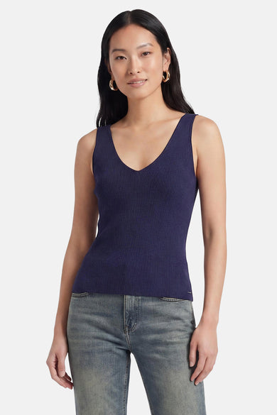 Débardeur côtelé bleu marine à col en V de MEXX, porté par un mannequin avec un jean délavé.