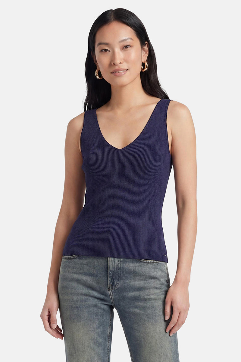 Débardeur côtelé bleu marine à col en V de MEXX, porté par un mannequin avec un jean délavé.