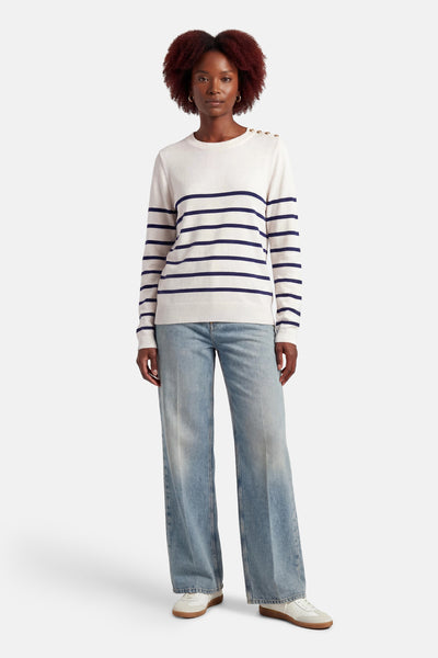 Pull multicolore de MEXX avec des rayures marine et des boutons dorés sur l'épaule, porté avec un jean large.