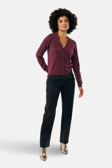 Bordeaux vest van MEXX, gedragen met een zwarte jeans met oogjes en metallic enkellaarsjes.
