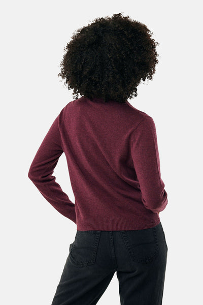 Bordeaux cardigan van MEXX, gedragen met een zwarte high-waisted jeans, achtergezicht.
