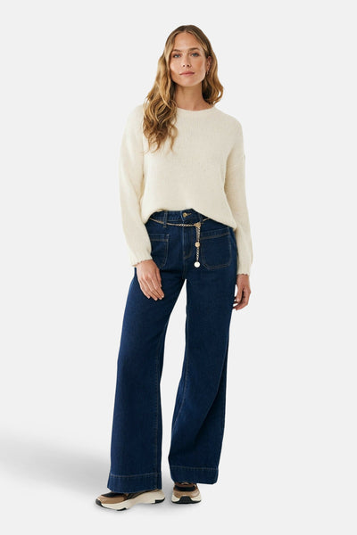 Ecru ronde hals trui van MEXX, gedragen met een wijde jeans en een gouden riem.