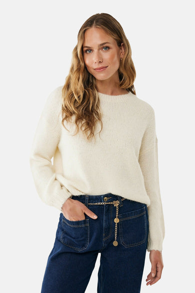 Ecru ronde hals trui van MEXX, gedragen met een spijkerbroek en een gouden riem.