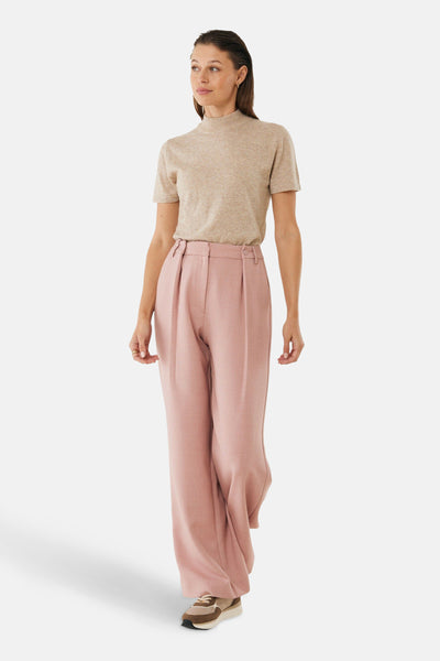 Beige ronde hals trui van MEXX, gedragen met een roze high-waist broek en bruine sneakers.