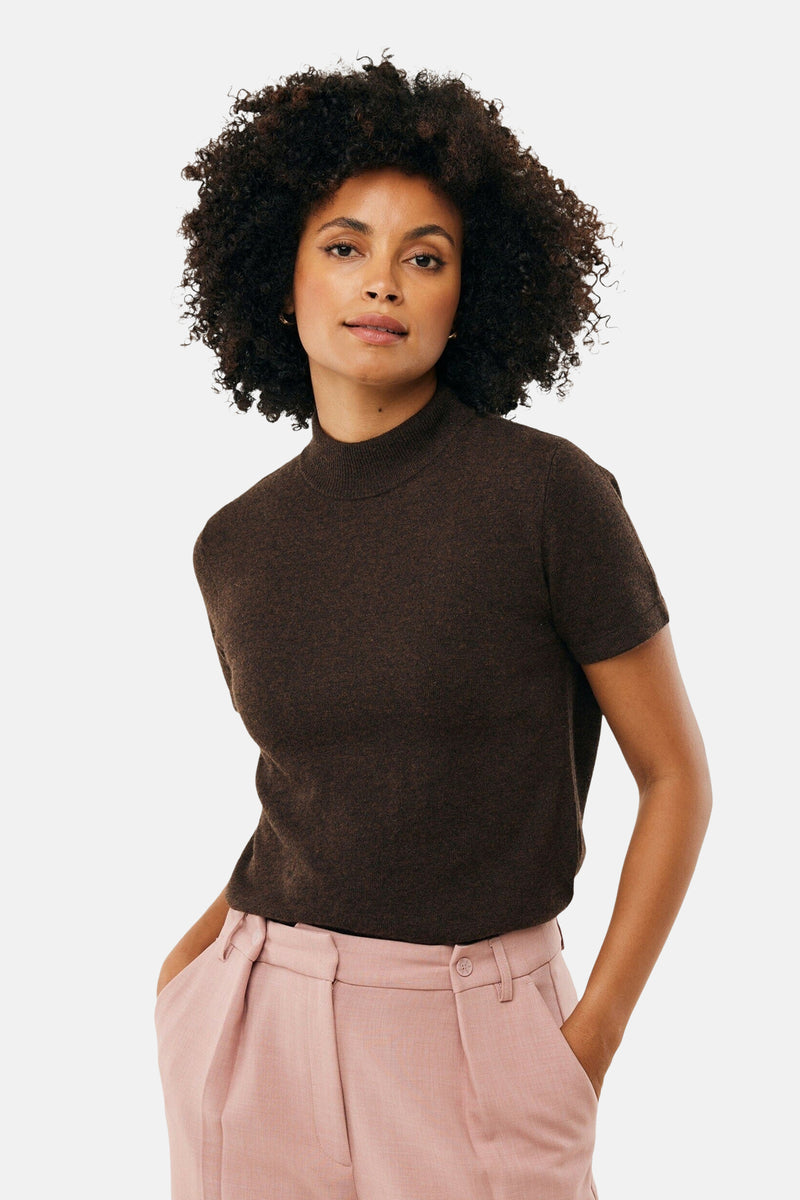 Bruine ronde kraag pull van MEXX, gedragen met een hoge taille roze broek.