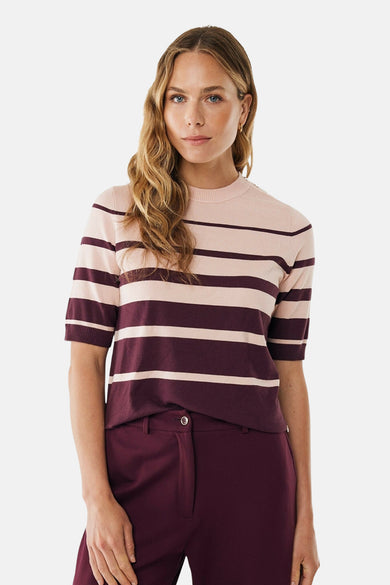 Multikleuren rondehals trui van MEXX, met bordeauxrode en lichtroze horizontale strepen, gedragen met een bordeauxrode broek.