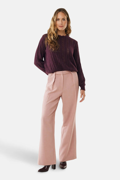 Bordeaux trui met ronde hals van MEXX, met een opengewerkt gebreid patroon, gedragen met een wijde roze broek.