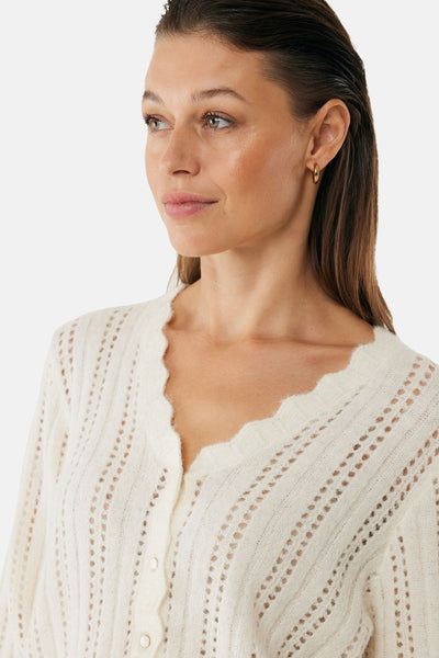 Ecru gebreid vest met ajourpatroon van MEXX, met geschulpte halslijn en parelmoeren knopen.