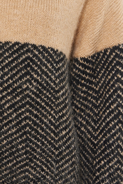 Pull à col roulé multicolore de MEXX, avec un motif à chevrons contrasté sur une texture tricotée.