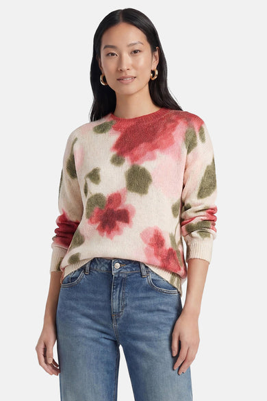 Pull multicolore de MEXX avec motif floral abstrait rose et vert, porté avec un jean.