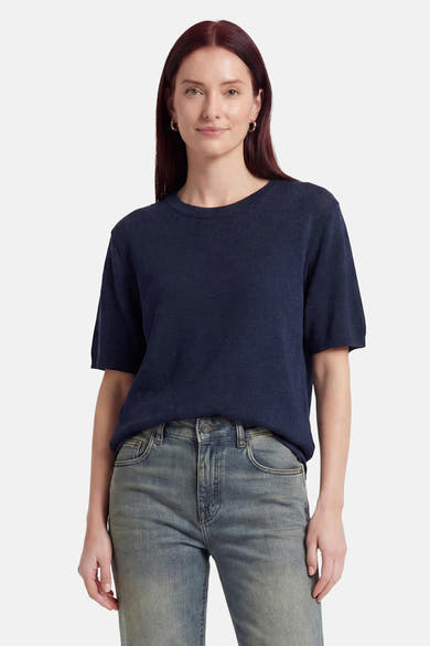 Pull col rond bleu marine de MEXX en maille, à manches courtes, porté avec un jean délavé.