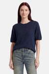 Pull col rond bleu marine de MEXX en maille, à manches courtes, porté avec un jean délavé.