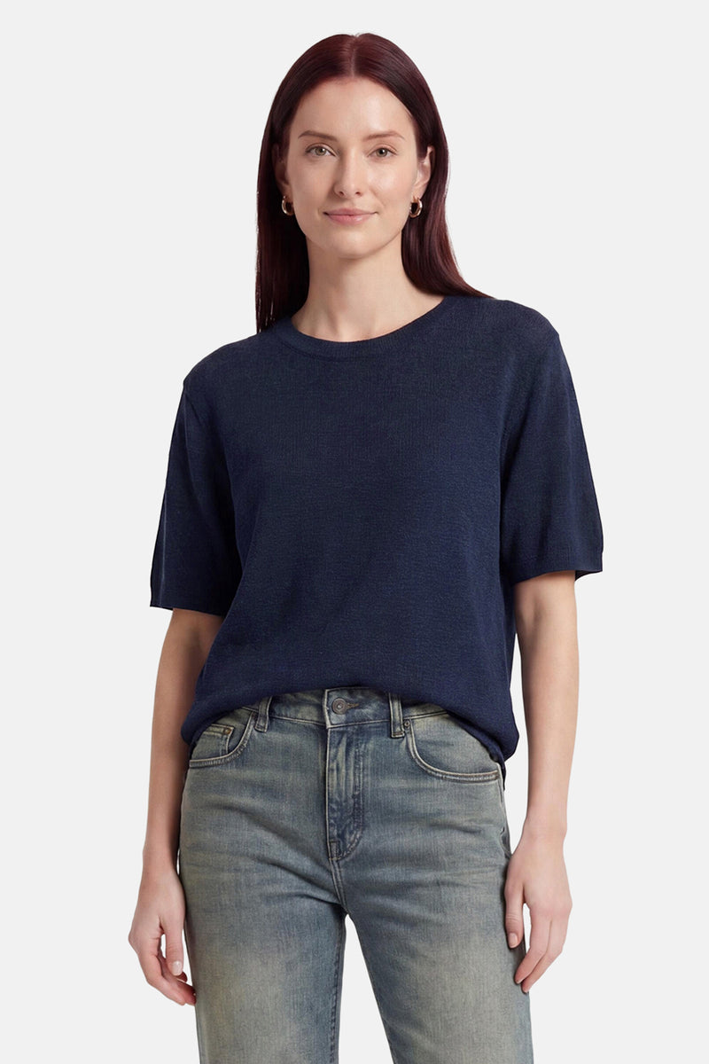 Pull col rond bleu marine de MEXX en maille, à manches courtes, porté avec un jean délavé.