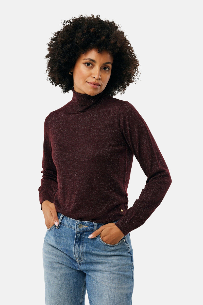 MEXX rode coltrui, gedragen met een hoge taille blauwe jeans, achterzicht.