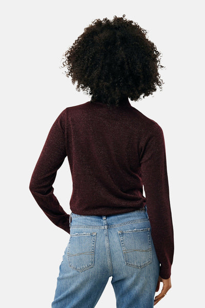 Pull col montant rouge de MEXX, porté avec un jean taille haute bleu, vue de dos.