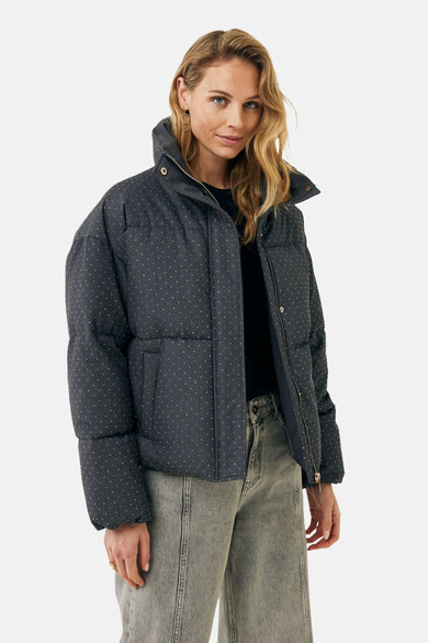Veste courte grise de MEXX, à pois blancs, portée avec un jean délavé.